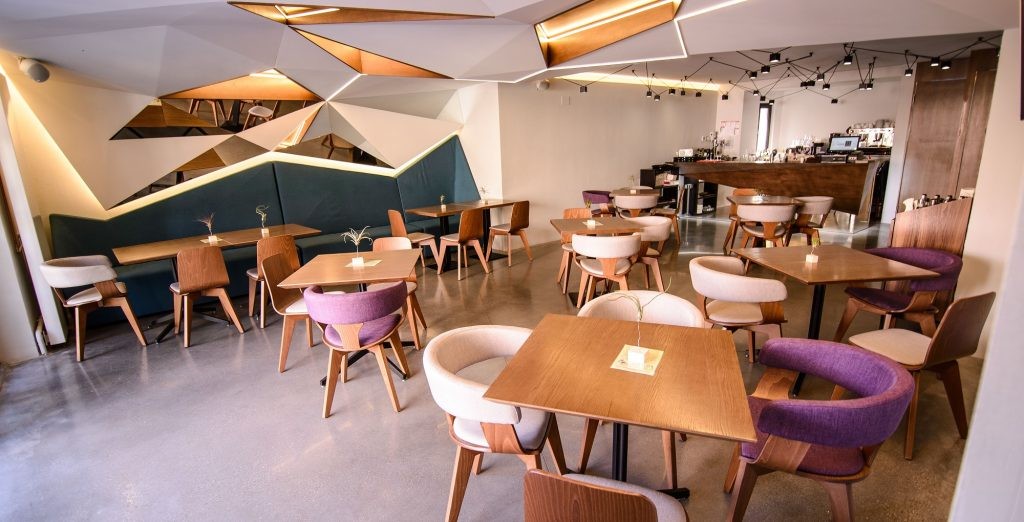 Restaurant tradițional românesc — interior cald și primitor