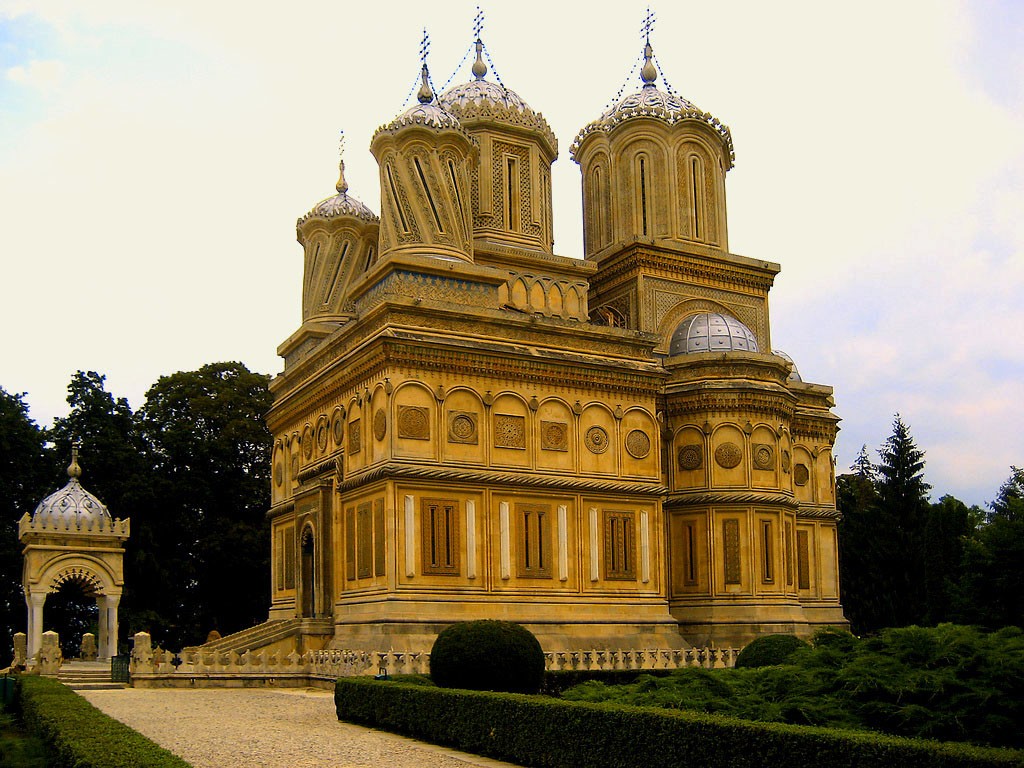 Mănăstirea Curtea de Argeș cu arhitectura sa impresionantă