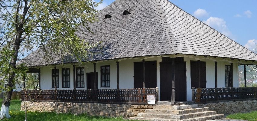 Conacul Muzeului Golești înconjurat de verdeață