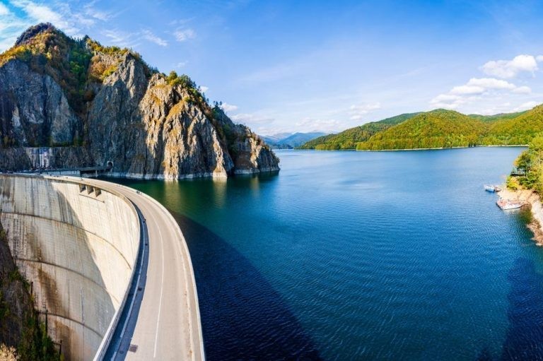 Barajul Vidraru cu lacul său albastru printre munți